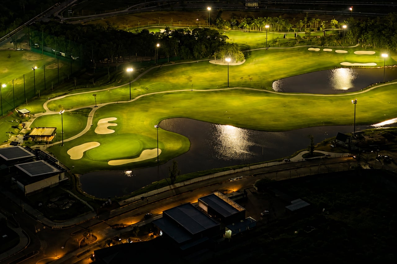 Campo de golfe iluminado do All Resort, em Porto Belo, à noite