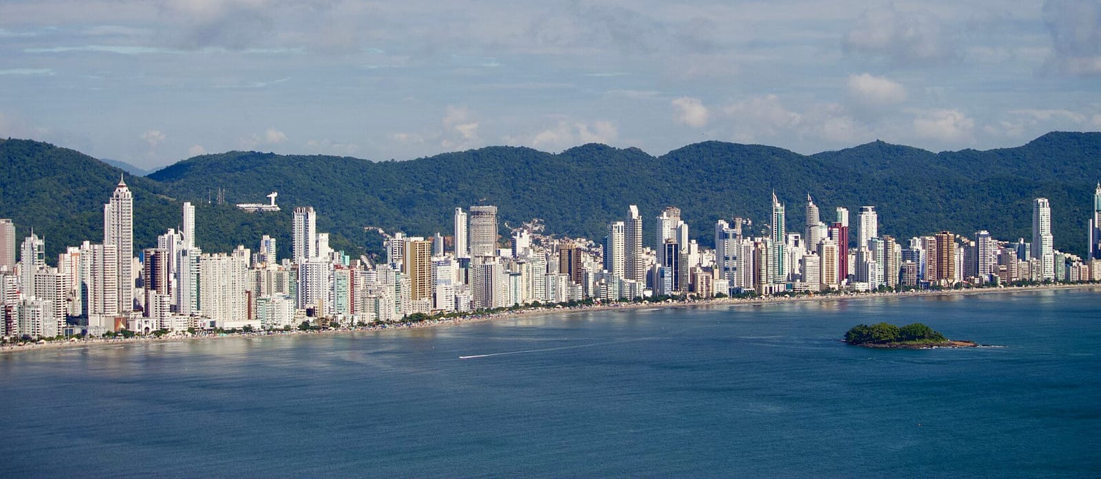 Skyline de Balneário Camboriú visto do mar