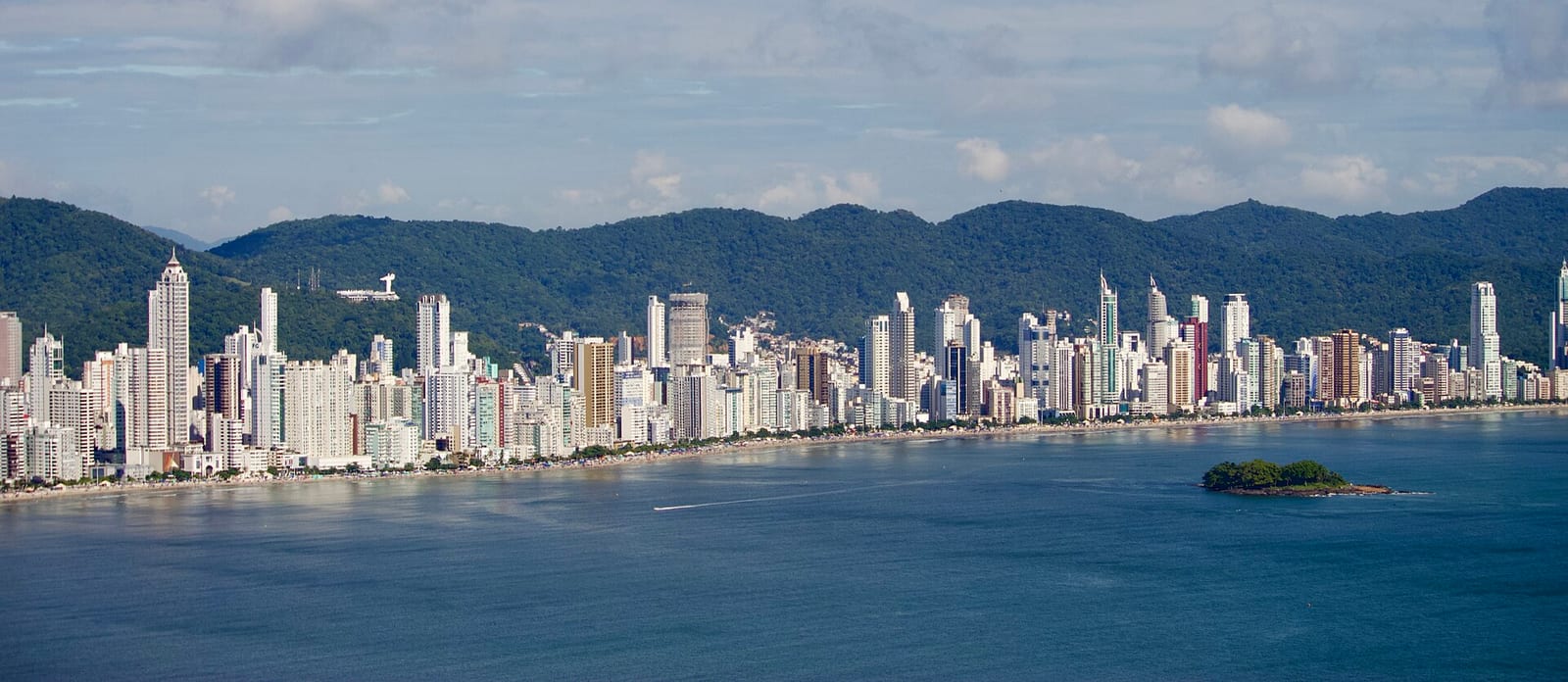 Skyline de Balneário Camboriú visto do mar, no litoral norte de Santa Catarina