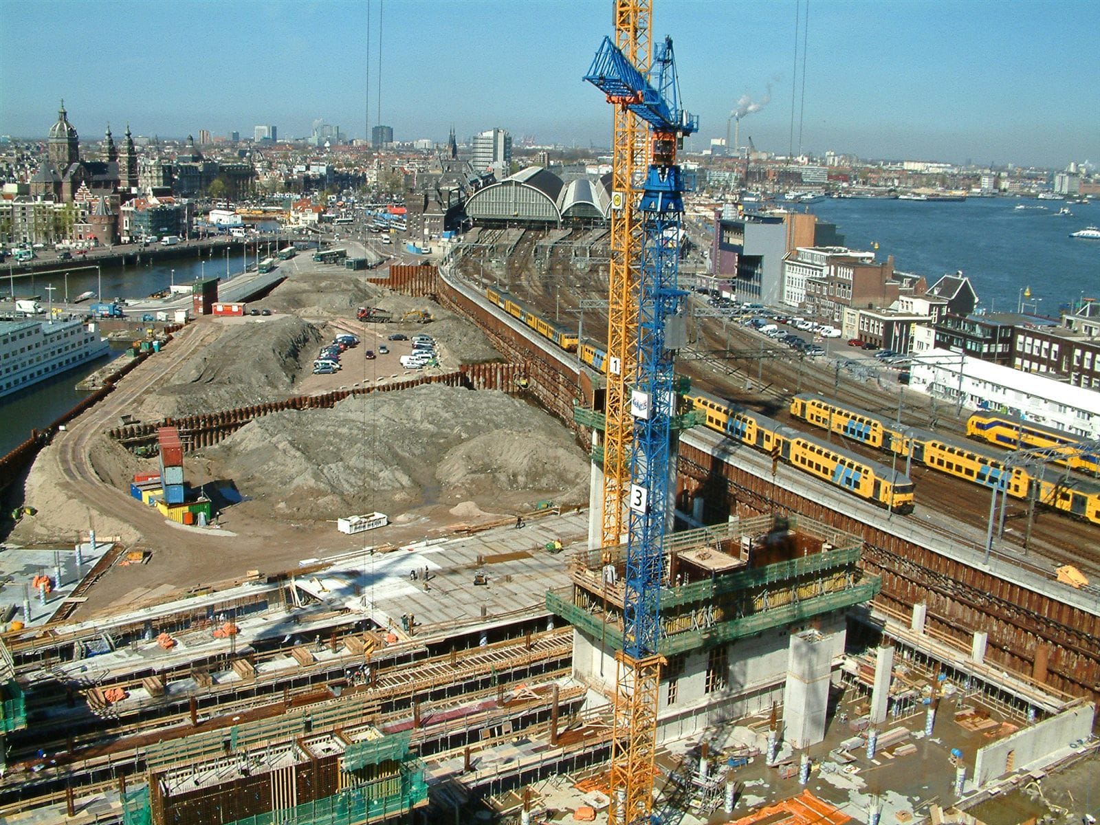 Guindastes em uma obra de construção civil