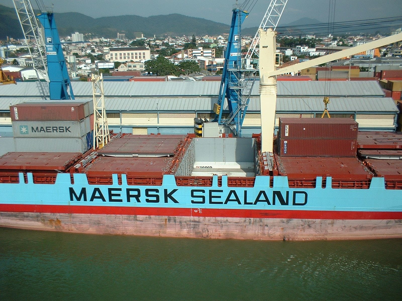 Navio porta-contêineres no porto de Itajaí