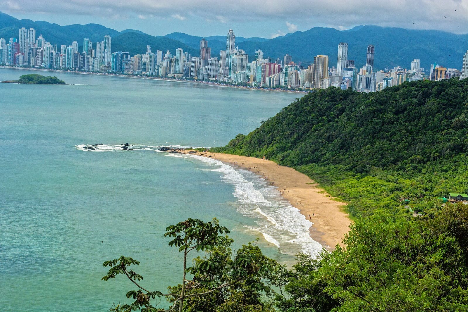 Vista aérea da praia em Balneário Camboriú, no litoral norte de SC