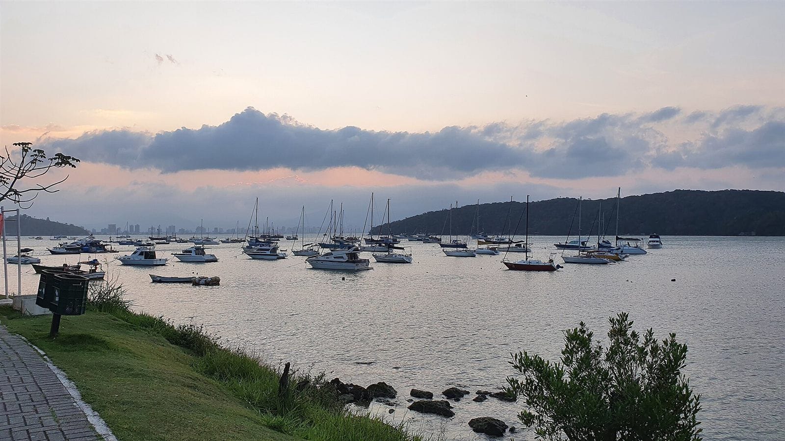 Barcos ao entardecer em Porto Belo, no litoral norte de SC