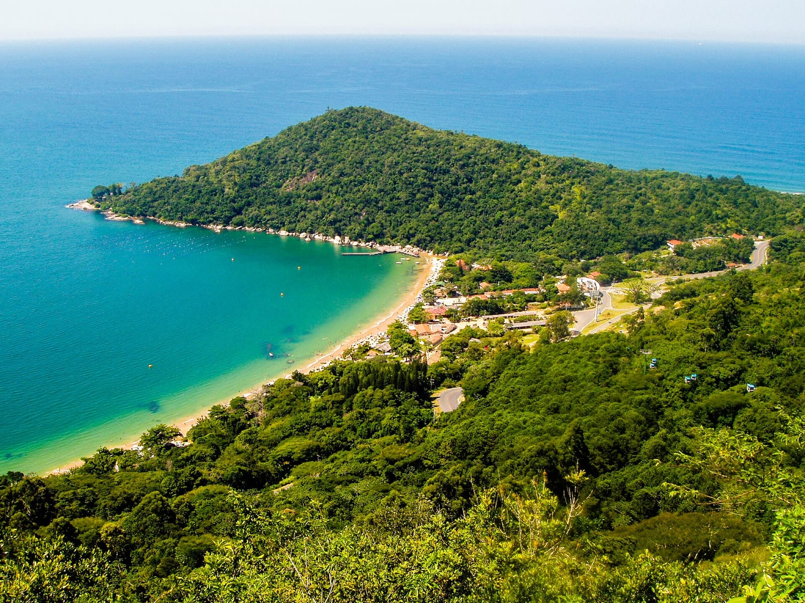 Praia de Laranjeiras, em Balneário Camboriú, Santa Catarina