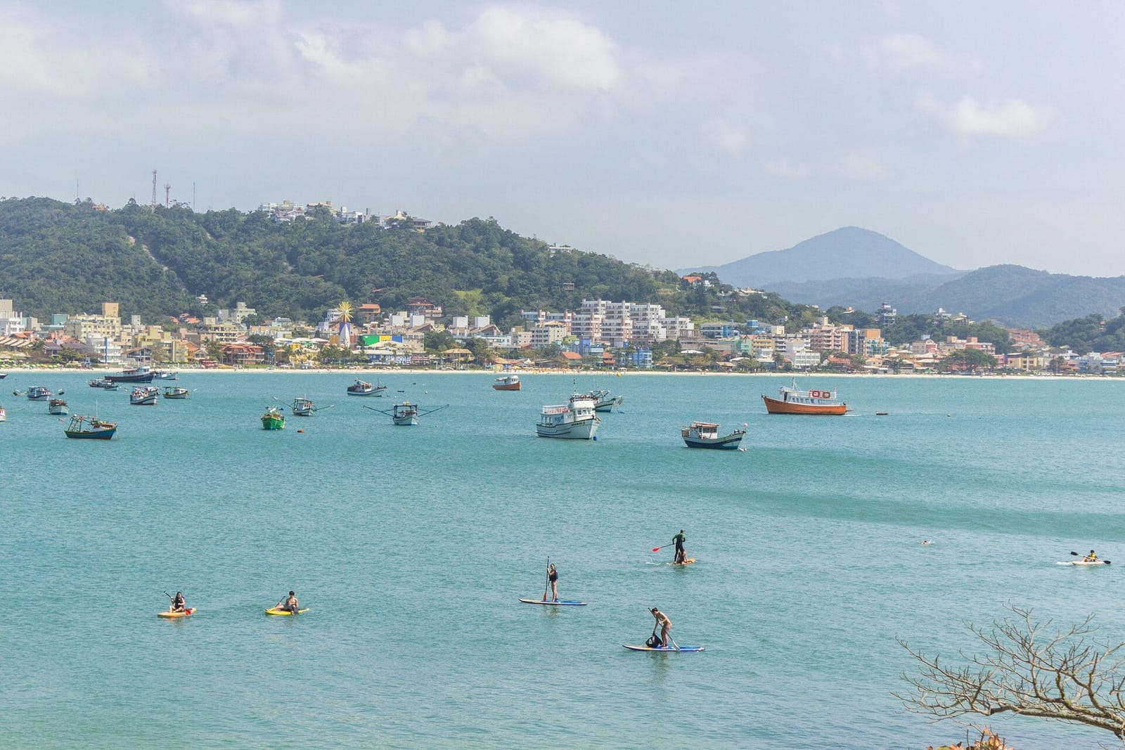 Praia em Bombinhas, no litoral catarinense