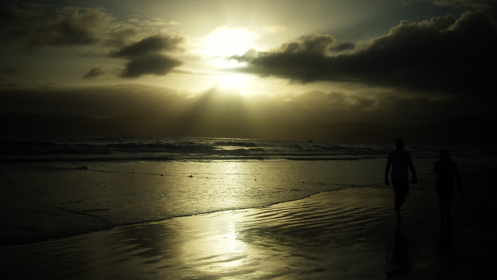 Meia Praia, em Itapema: praia com prédios no litoral norte de Santa Catarina